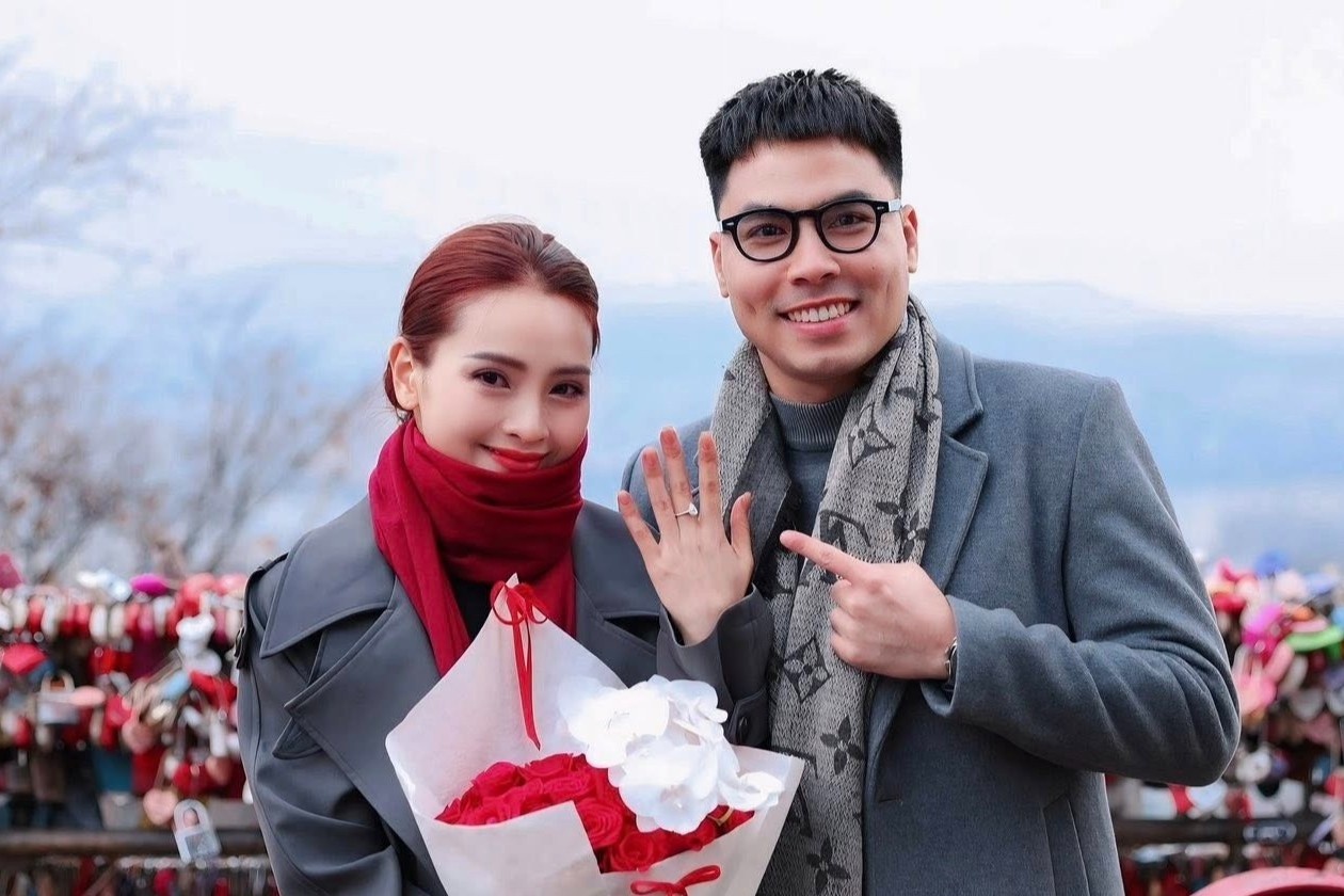 Cau thu Duc Huy cau hon MC Mu Tat hinh anh