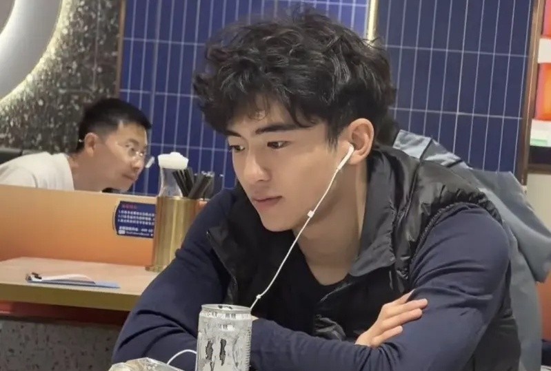 Con trai 17 tuoi cua Ta Dinh Phong, Truong Ba Chi hinh anh