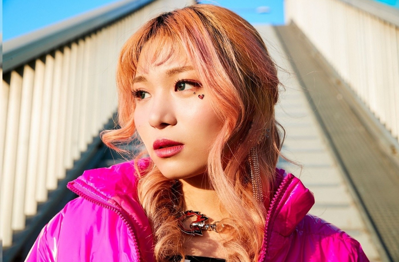 Nu ca si bi ban trai giam giu, danh dap da man hinh anh