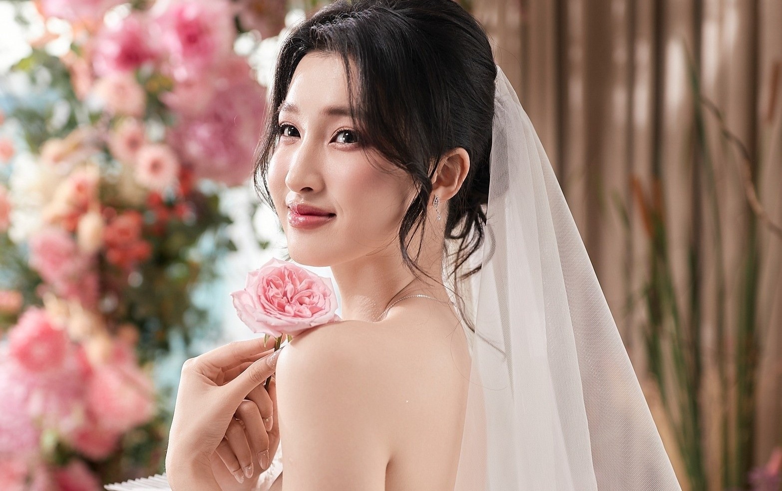 Phuong Nhi va loat sao Viet 'theo chong ve dinh' hinh anh