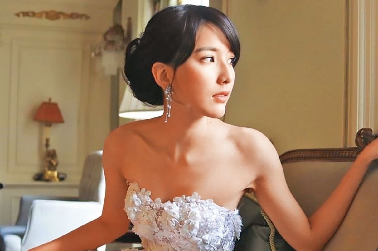 Nu dien vien bi to ga gam nhieu ban hoc hinh anh