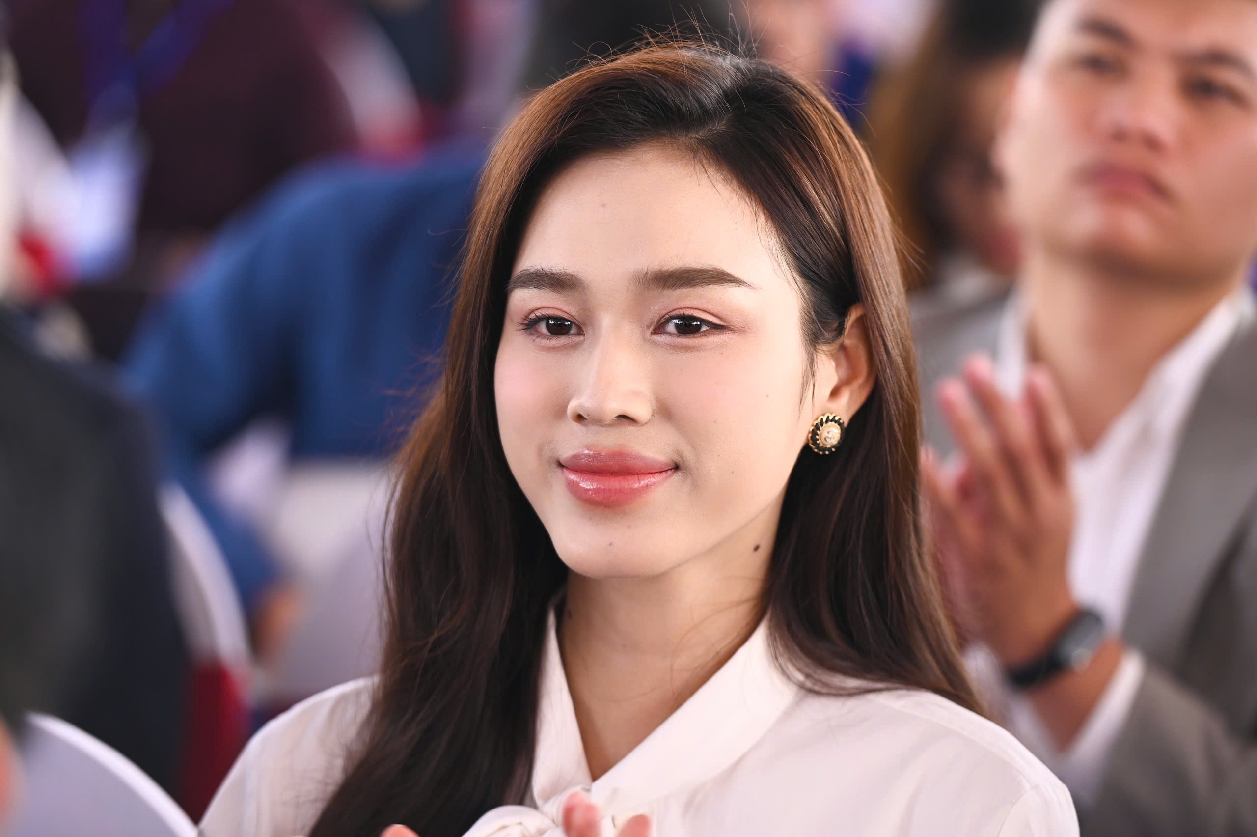 Do Thi Ha xuat hien cung chong doanh nhan hinh anh