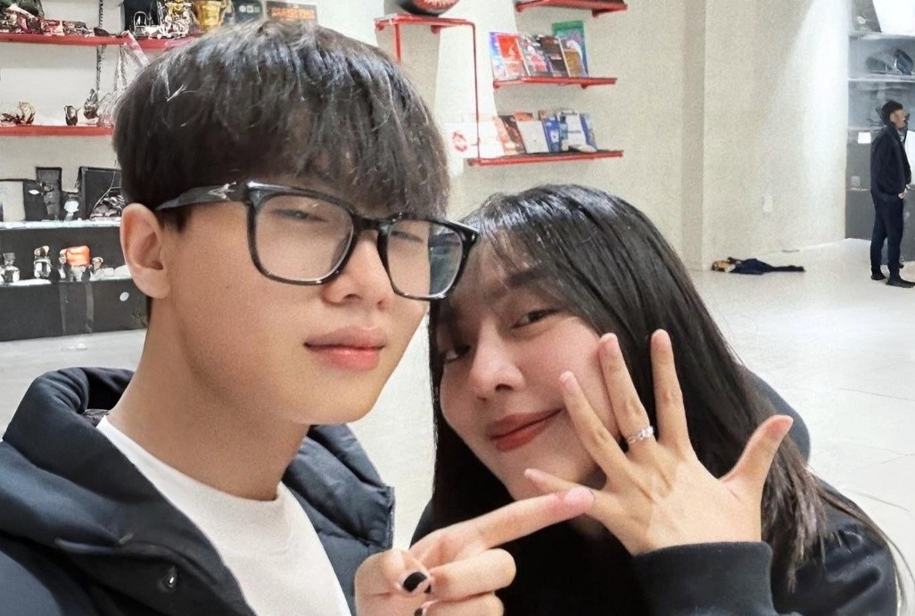 Low G noi ve buc tam thu gay xon xao cua me hinh anh