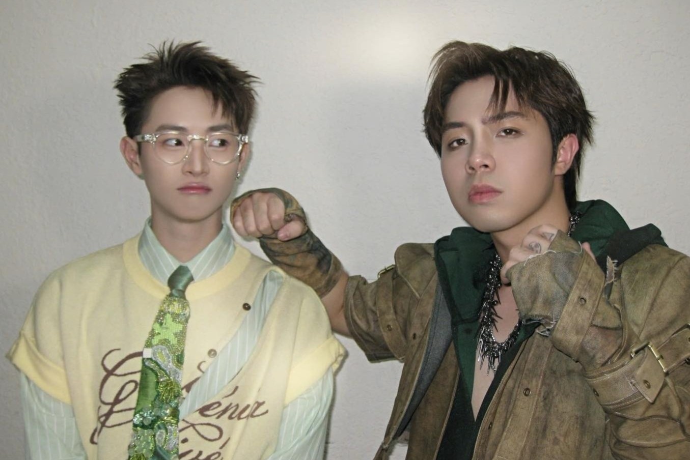 Hai nam ca si gay ban tan hinh anh