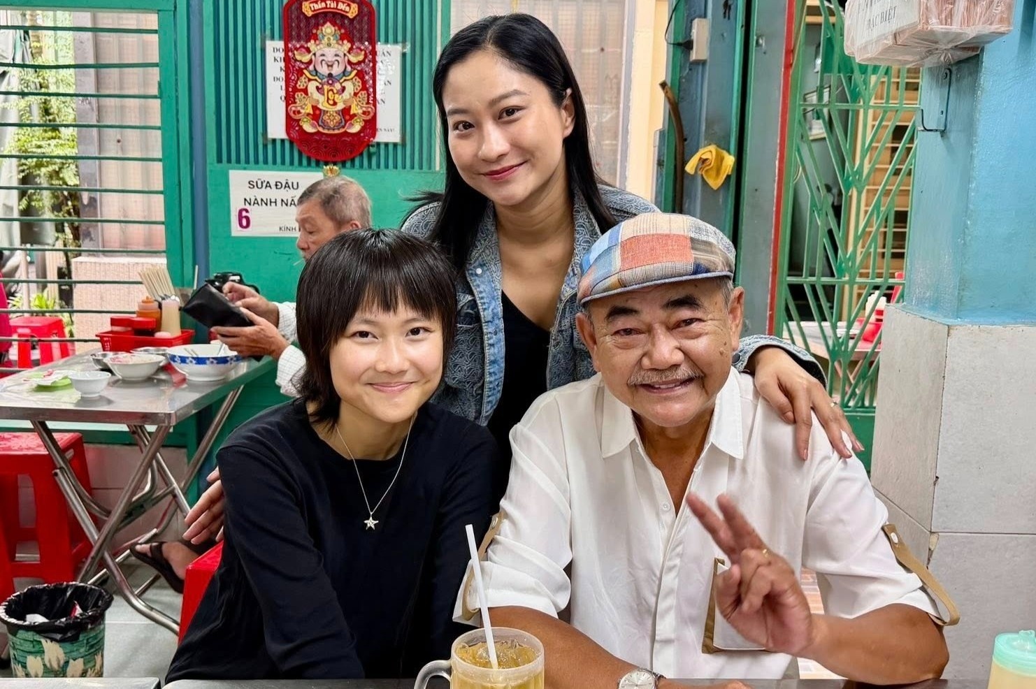 NSND Viet Anh ben con rieng va vo kem 36 tuoi hinh anh