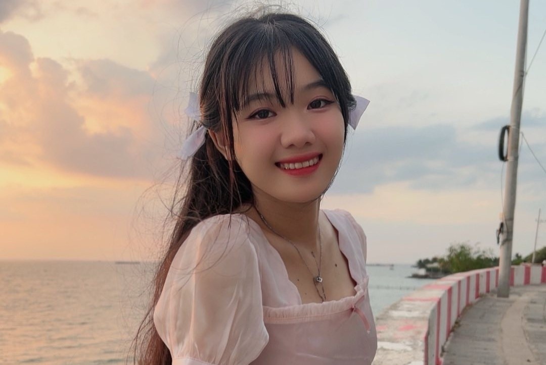 Duong Ai Vy dang gay ban tan la ai? hinh anh