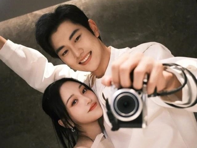 Dien vien Kim Sa duoc ban trai kem 19 tuoi cau hon hinh anh