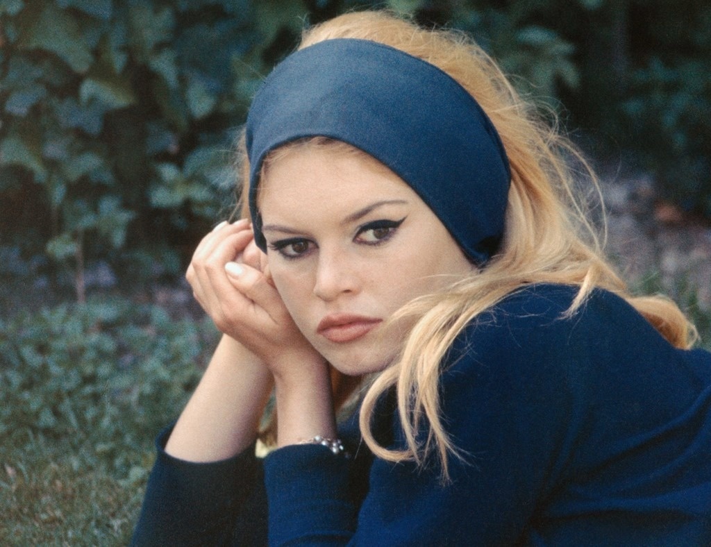 'Bieu tuong goi cam' Brigitte Bardot qua doi hinh anh