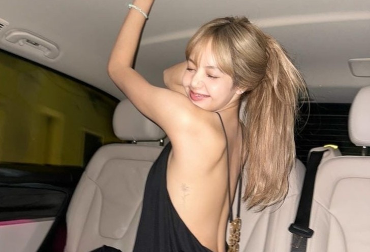 Lisa va ban trai lai gay xon xao hinh anh