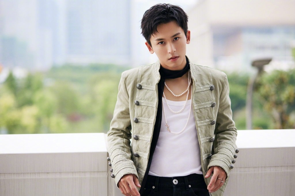 Guong mat dep nhat the gioi gay tranh cai hinh anh