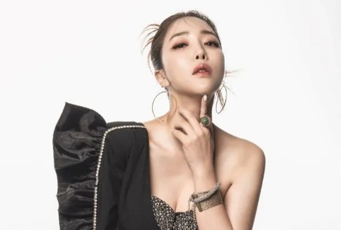 Nu ca si Han Quoc lo video ngoai tinh trong thang may hinh anh