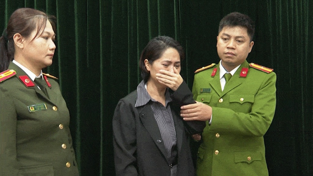 Giam doc cong ty to chuc dem nhac 'Ve day bon canh chim troi' la ai? hinh anh