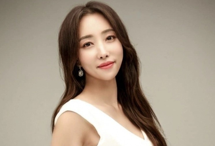 Dien bien vu nu ca si Han Quoc lo video ngoai tinh trong thang may hinh anh