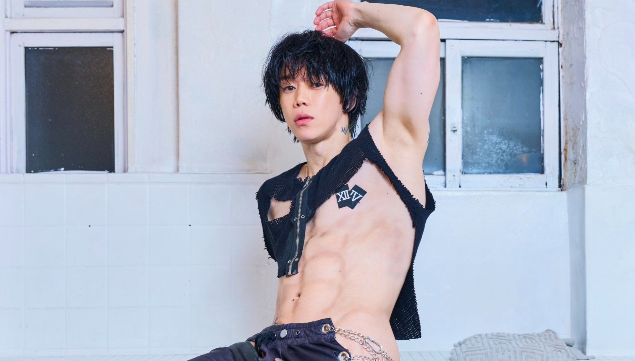 Nam ca si Nhat lien tuc gay soc hinh anh