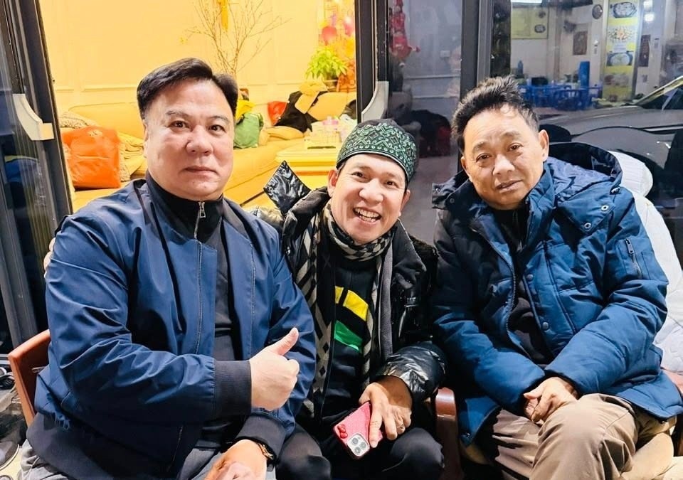 Quang Thang dang anh ben NSND Quoc Khanh hinh anh