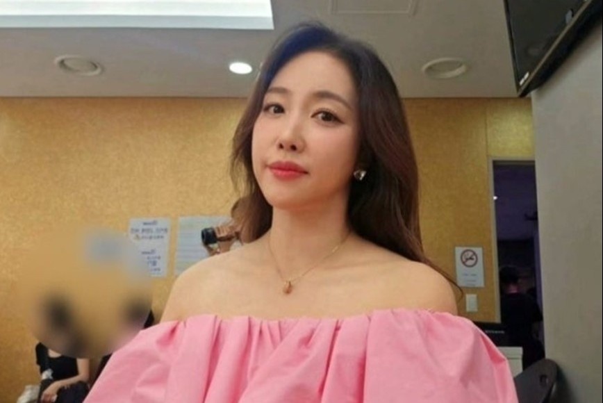 Nu ca si bi kien vi ngoai tinh hinh anh