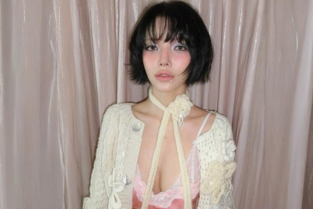 Nu ca si qua goi cam voi mot vay ngu hinh anh