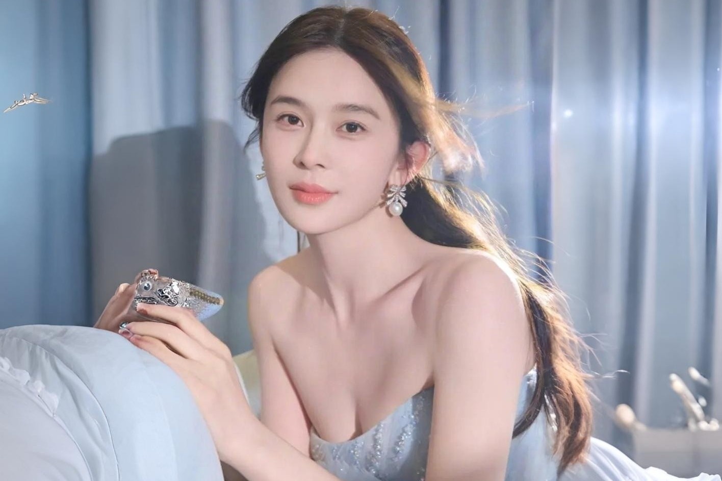 Trieu Anh Tu cuoi va ly hon chi trong 3 ngay hinh anh