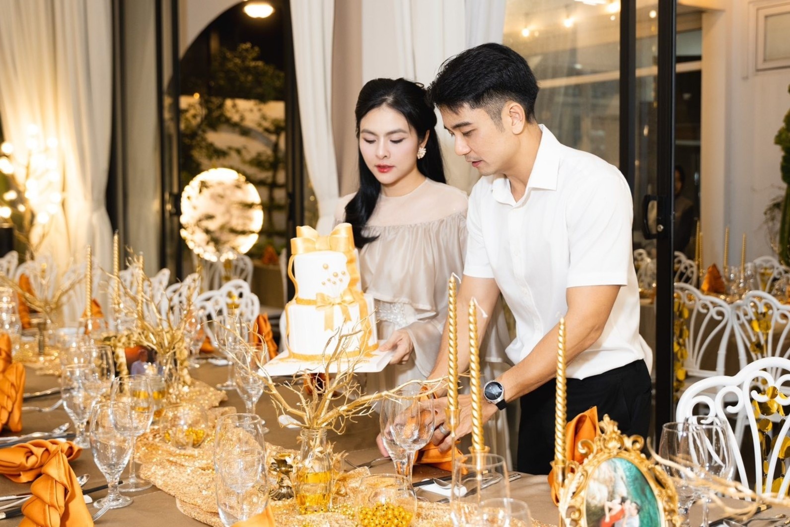 Van Trang to chuc tiec o biet thu rong 1.000 m2 hinh anh