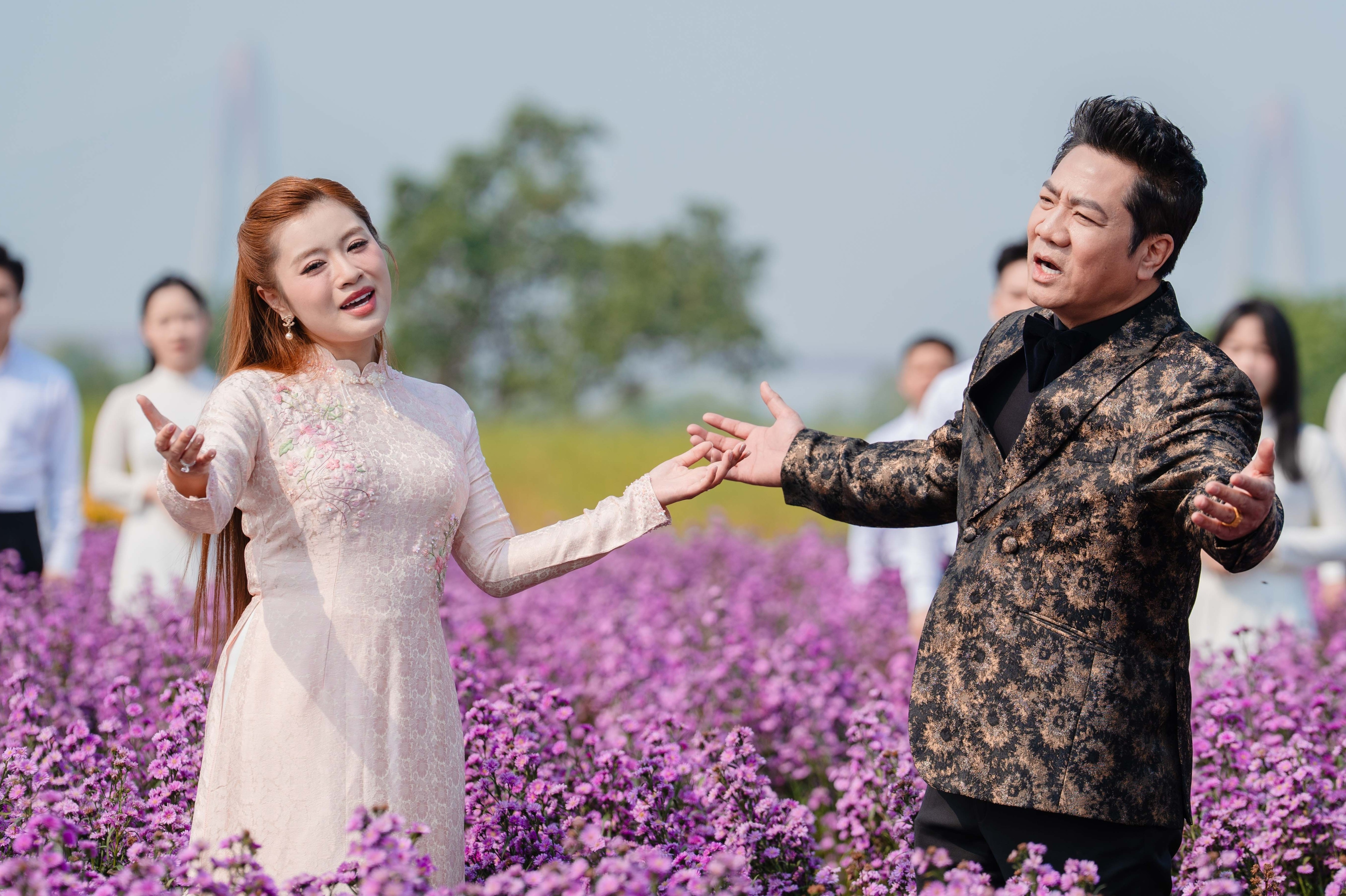 NSND Quoc Hung hat mung Dai hoi Dang hinh anh