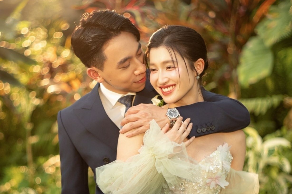 Anh cuoi cua Phuong Nhi va chong doanh nhan hinh anh