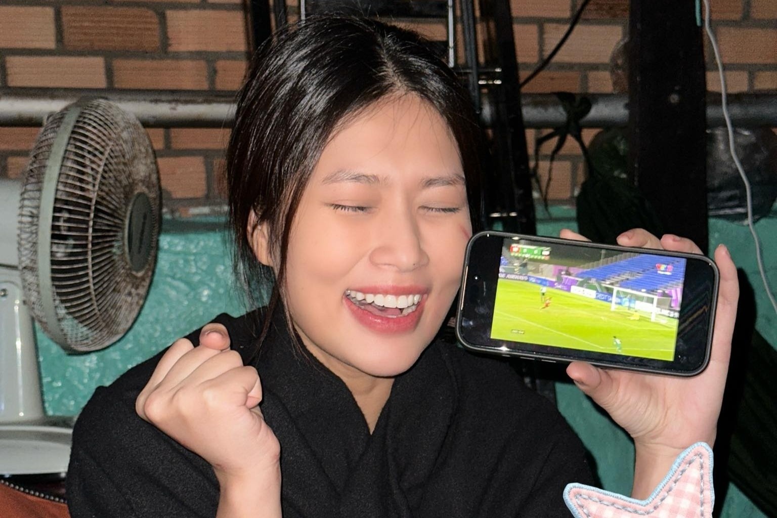 Hoa Minzy 'di bao', bat khoc vi U23 Viet Nam hinh anh