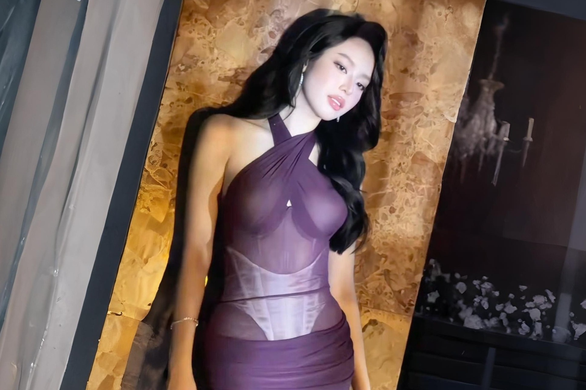 Thanh Thuy mac xuyen thau hinh anh