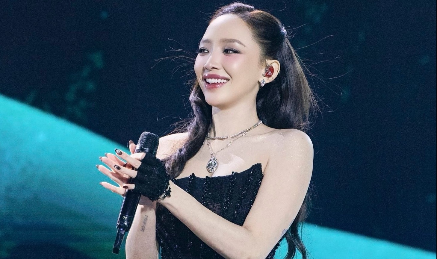 Toc Tien va cac em xinh gay xon xao hinh anh