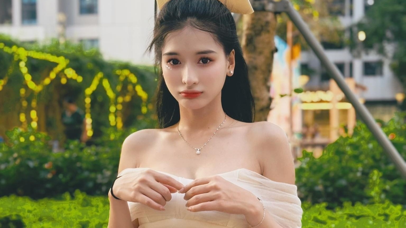 Hai ‘bong hong’ ben Thanh Son hinh anh