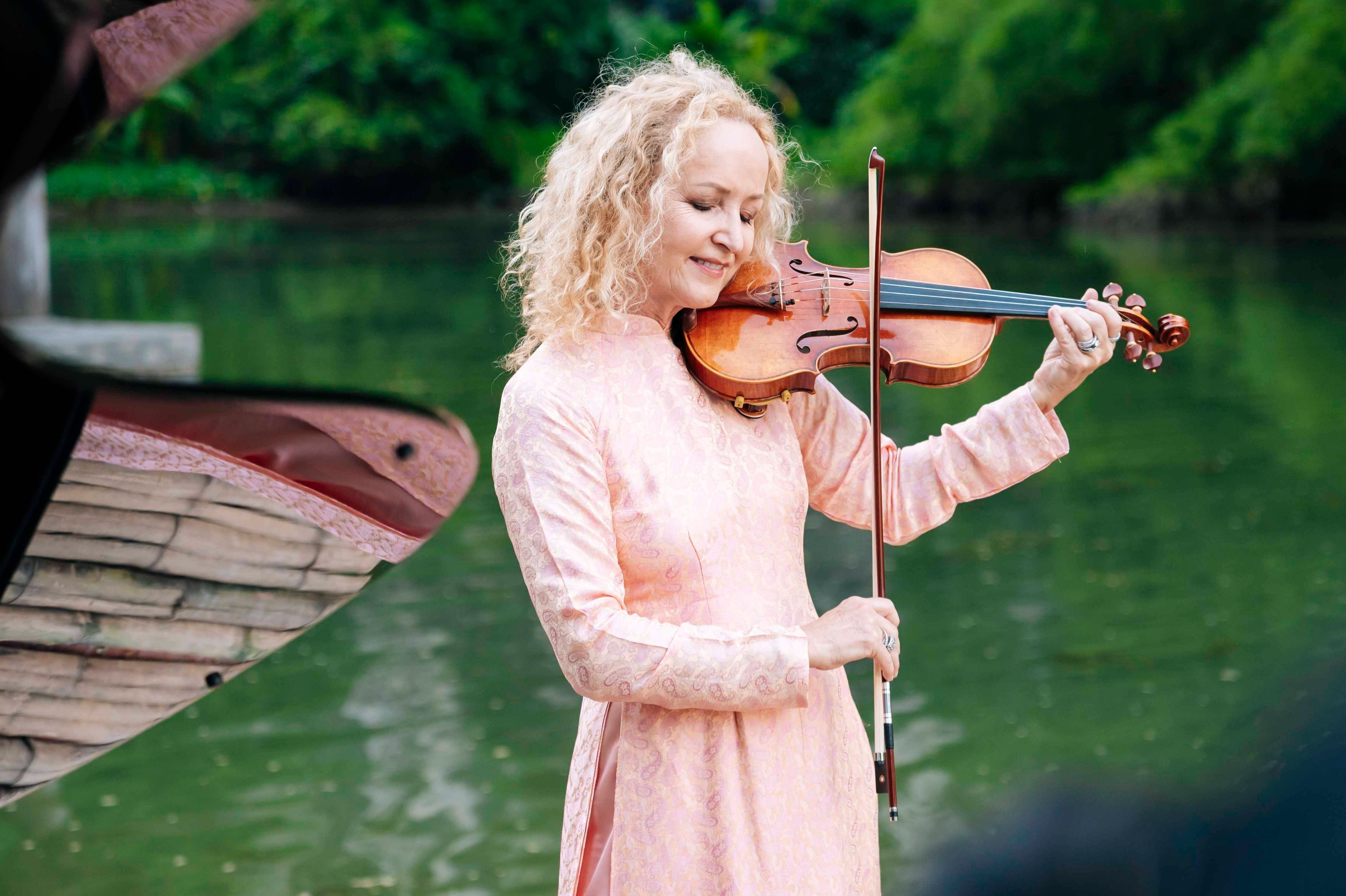 Nhom nhac chau Au quay MV o Ninh Binh hinh anh