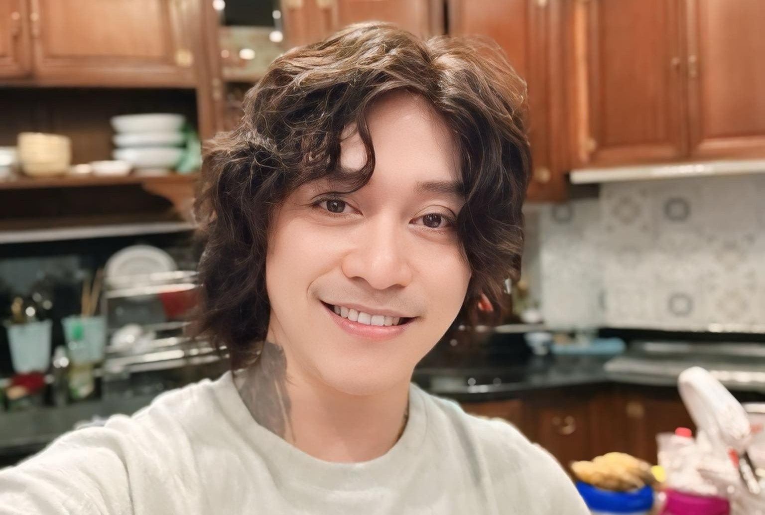 Tuan Hung: 'Hien gio toi song khep kin, Tet rat nhe nhang' hinh anh