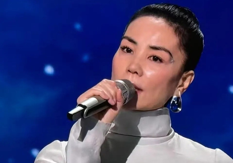 Vuong Phi vuong tranh cai hinh anh