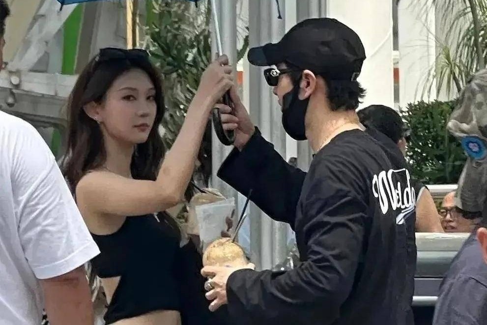 Danh tinh co gai kem 22 tuoi ben Huynh Hieu Minh hinh anh