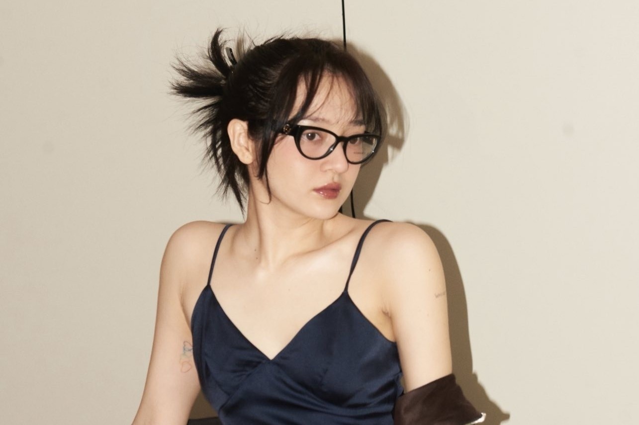 Bao Anh gay tranh cai ve trang phuc hinh anh