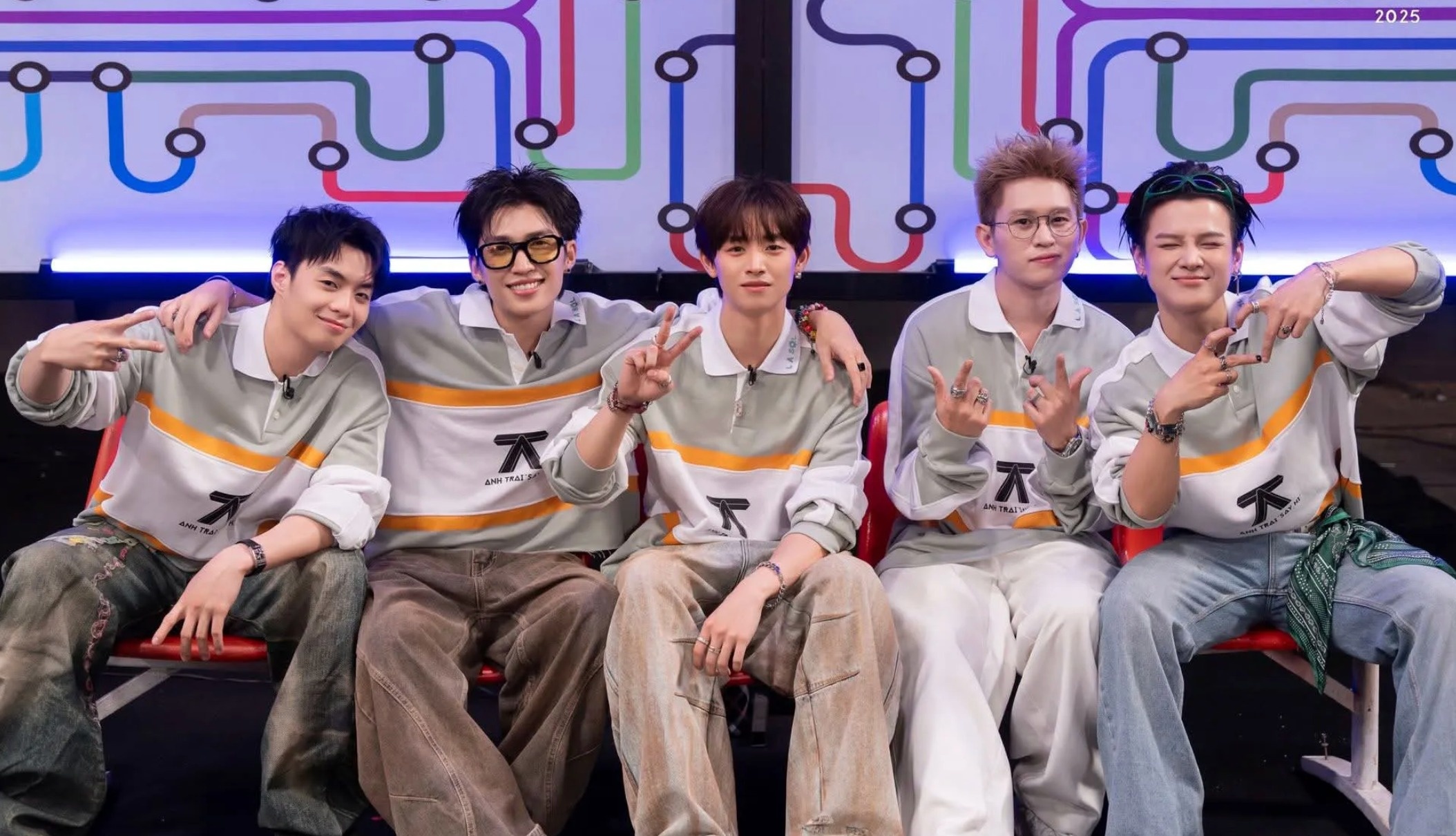 Anh trai &ldquo;say hi&rdquo; anh 2