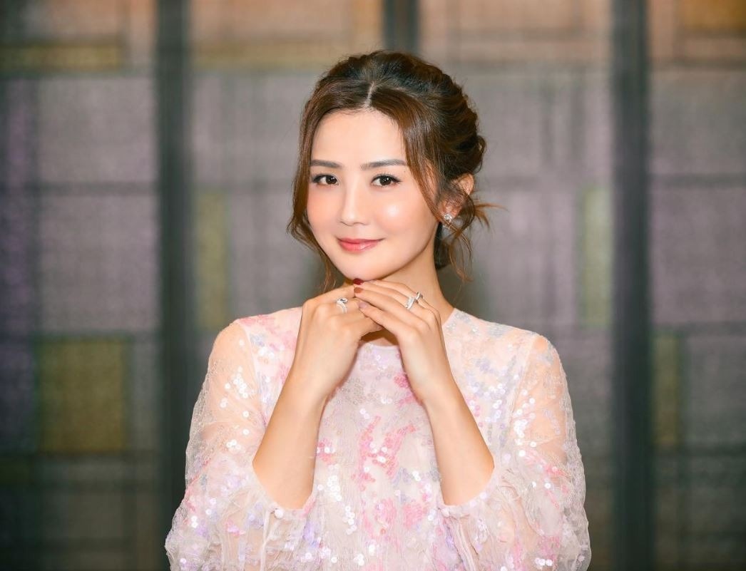 Thai Trac Nghien song chung voi ban trai PT kem 10 tuoi hinh anh