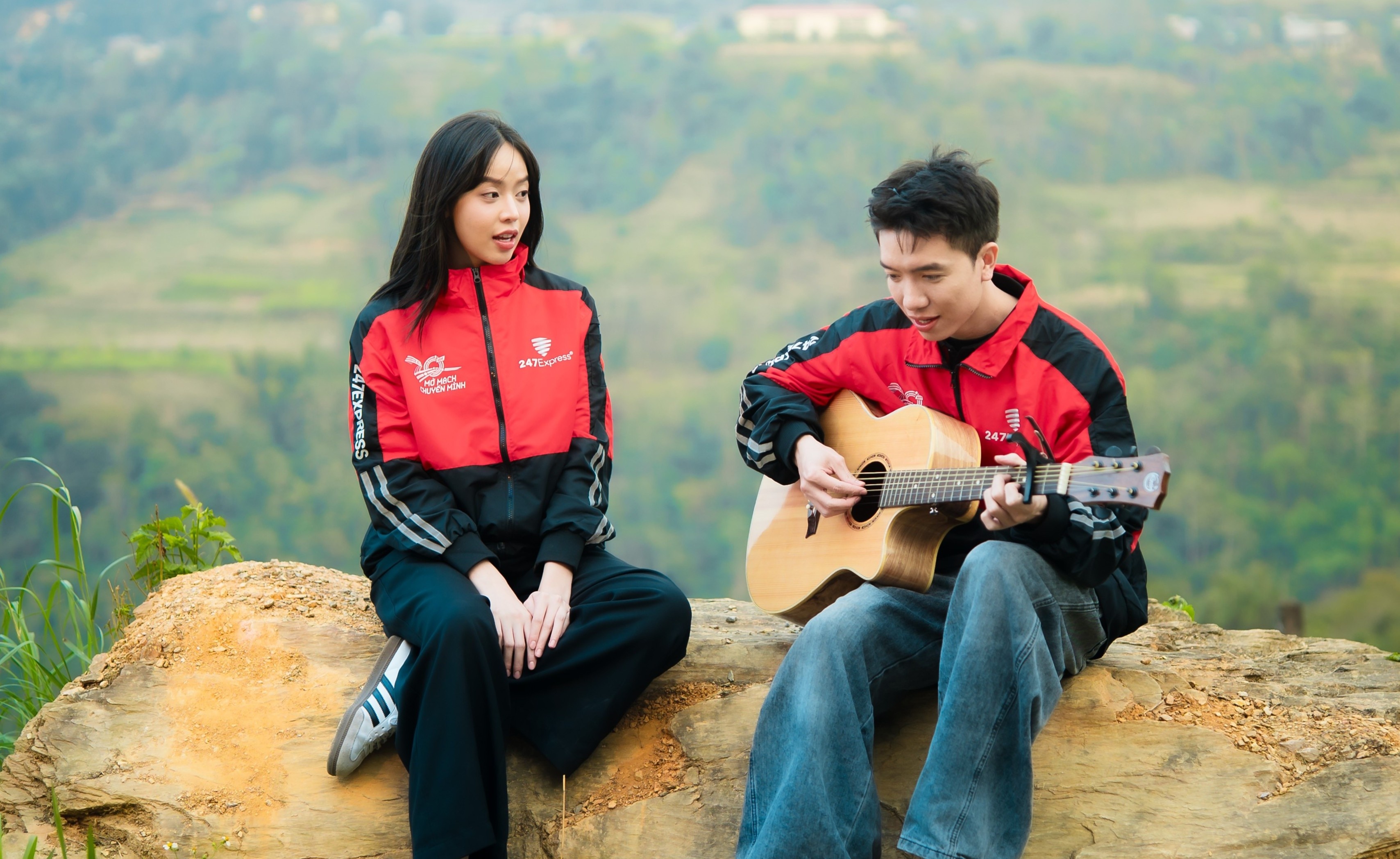 Hoa hau Thanh Thuy lan dau hat trong hanh trinh vi tre em vung cao hinh anh