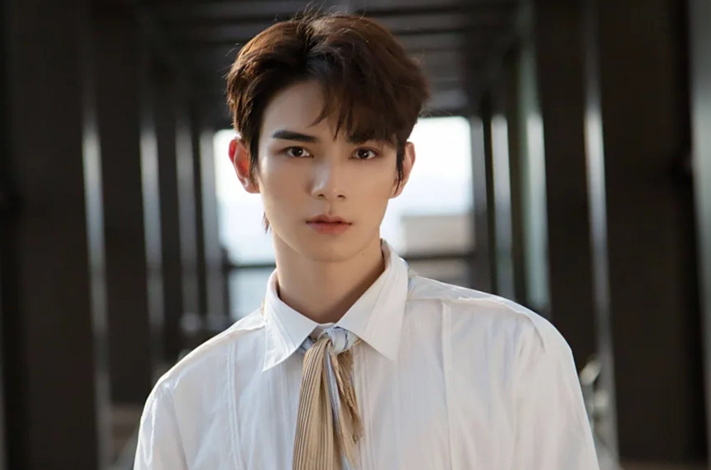 Nam dien vien bi cam song hinh anh