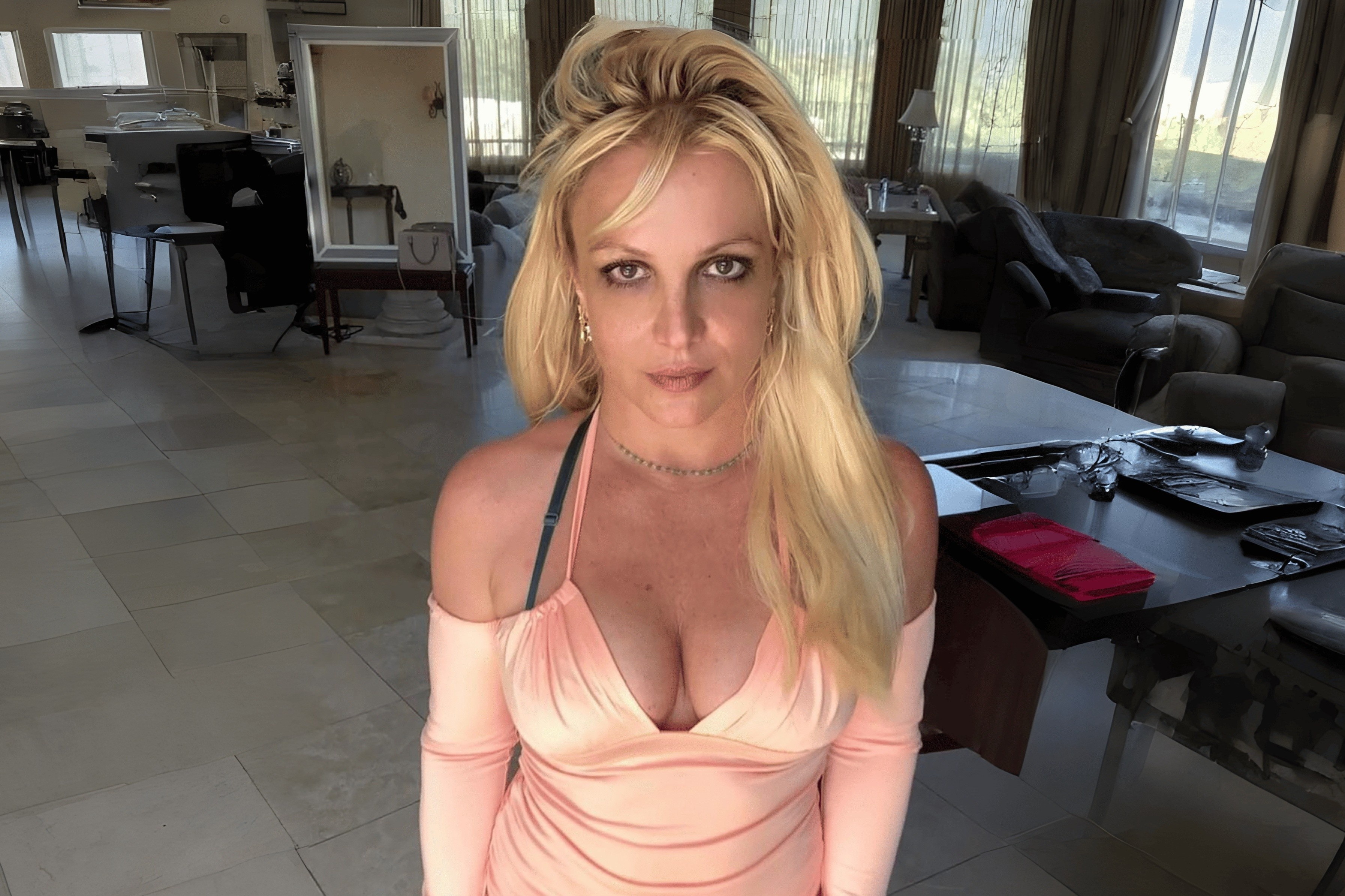 Britney Spears sau khi bi bat hinh anh