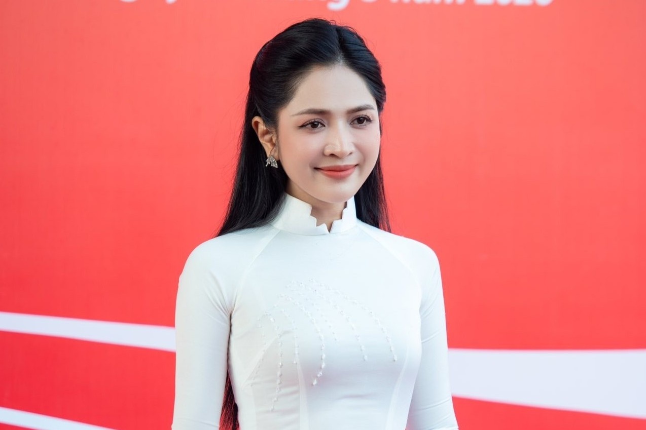 Cam ca si Viet lam dung hat nhep hinh anh