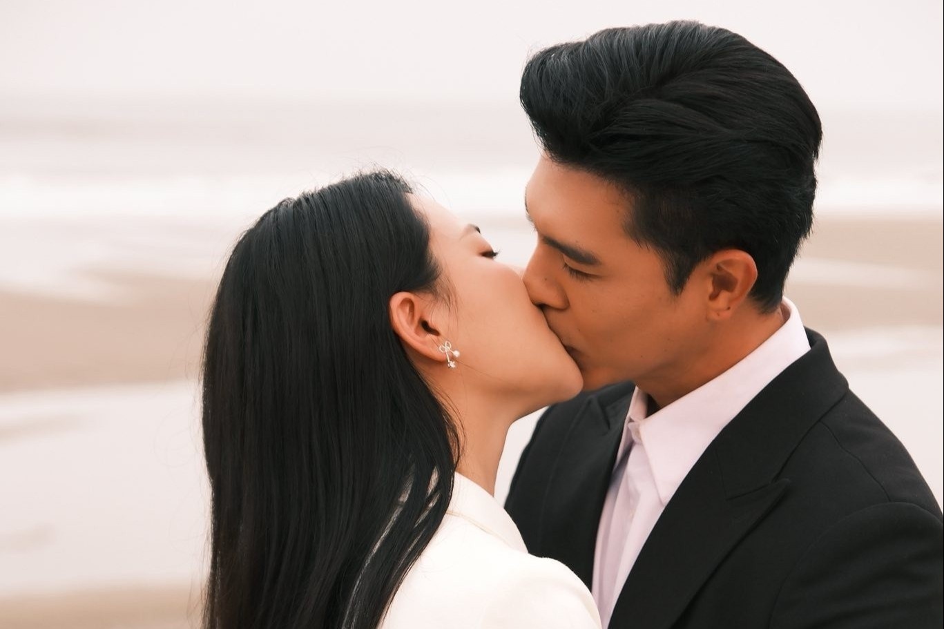 Minh Trang dang canh hon Steven Nguyen hinh anh