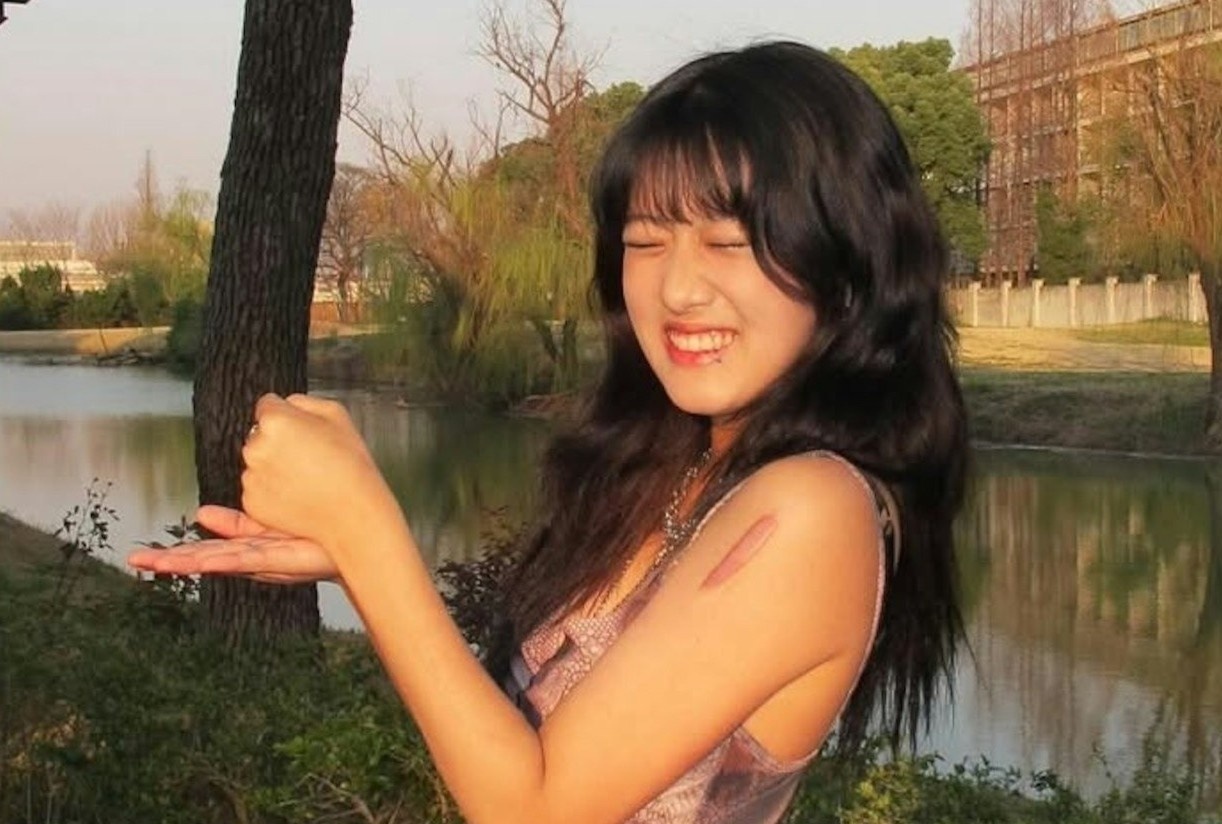 Con gai Gia Tinh Van thu hut chu y o tuoi 20 hinh anh