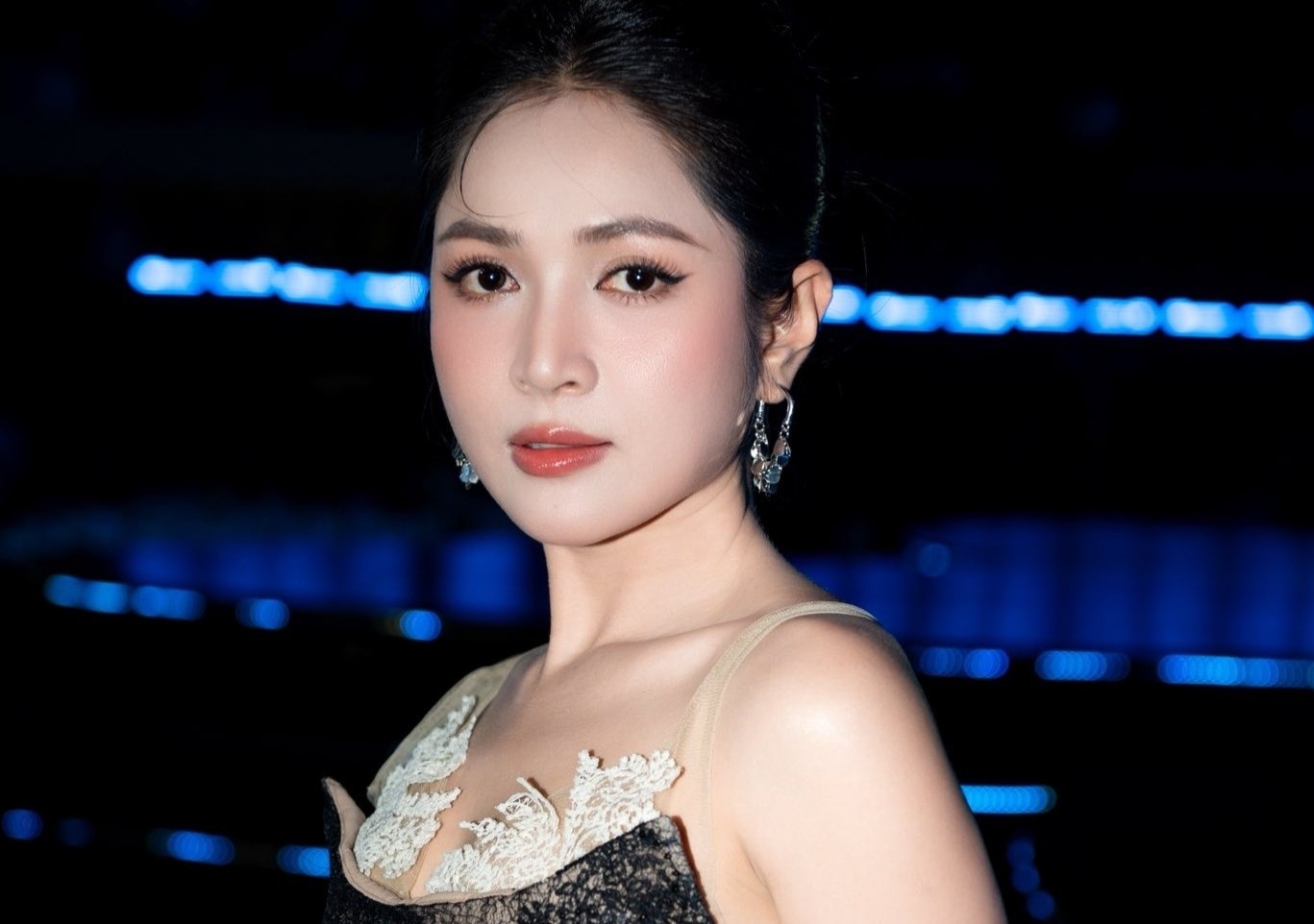 Cuc Nghe thuat Bieu dien chan chinh hanh vi hat nhep hinh anh