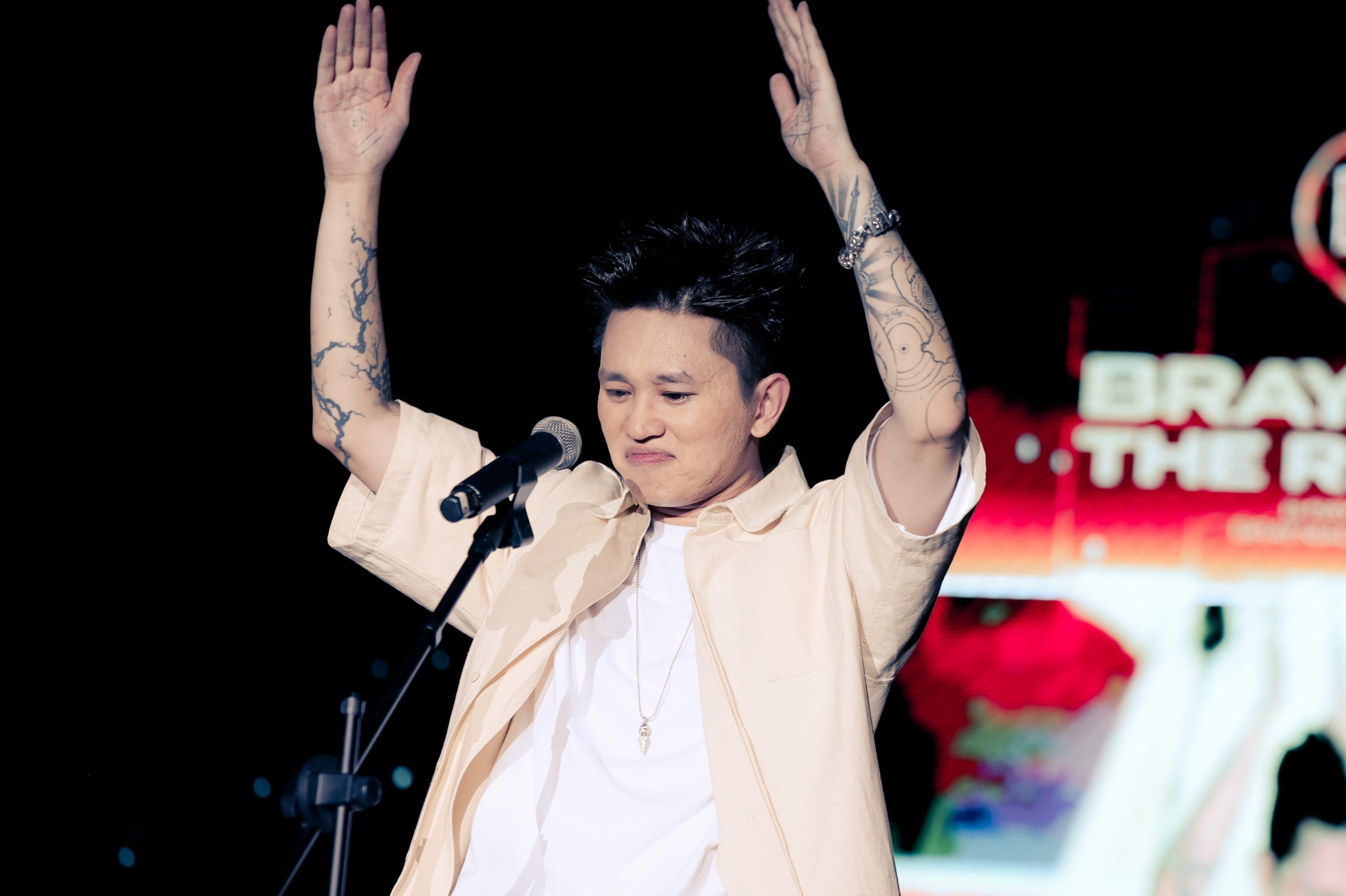 HLV Rap Viet B Ray xin loi hinh anh