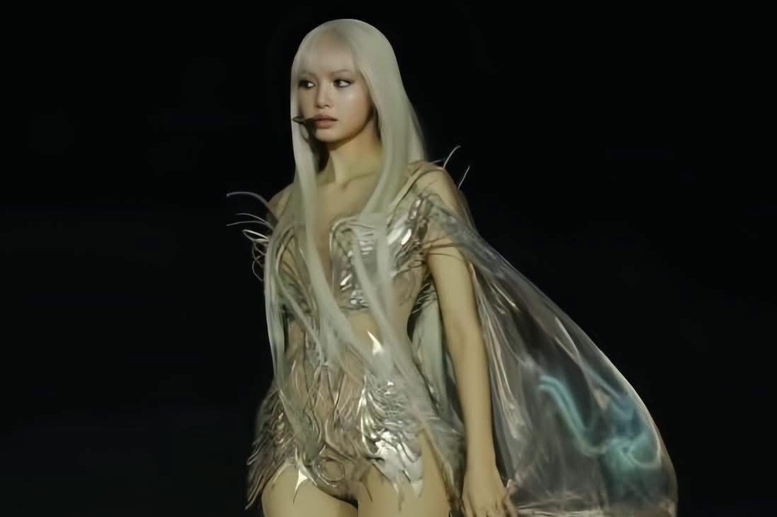 Lisa gay sot hinh anh