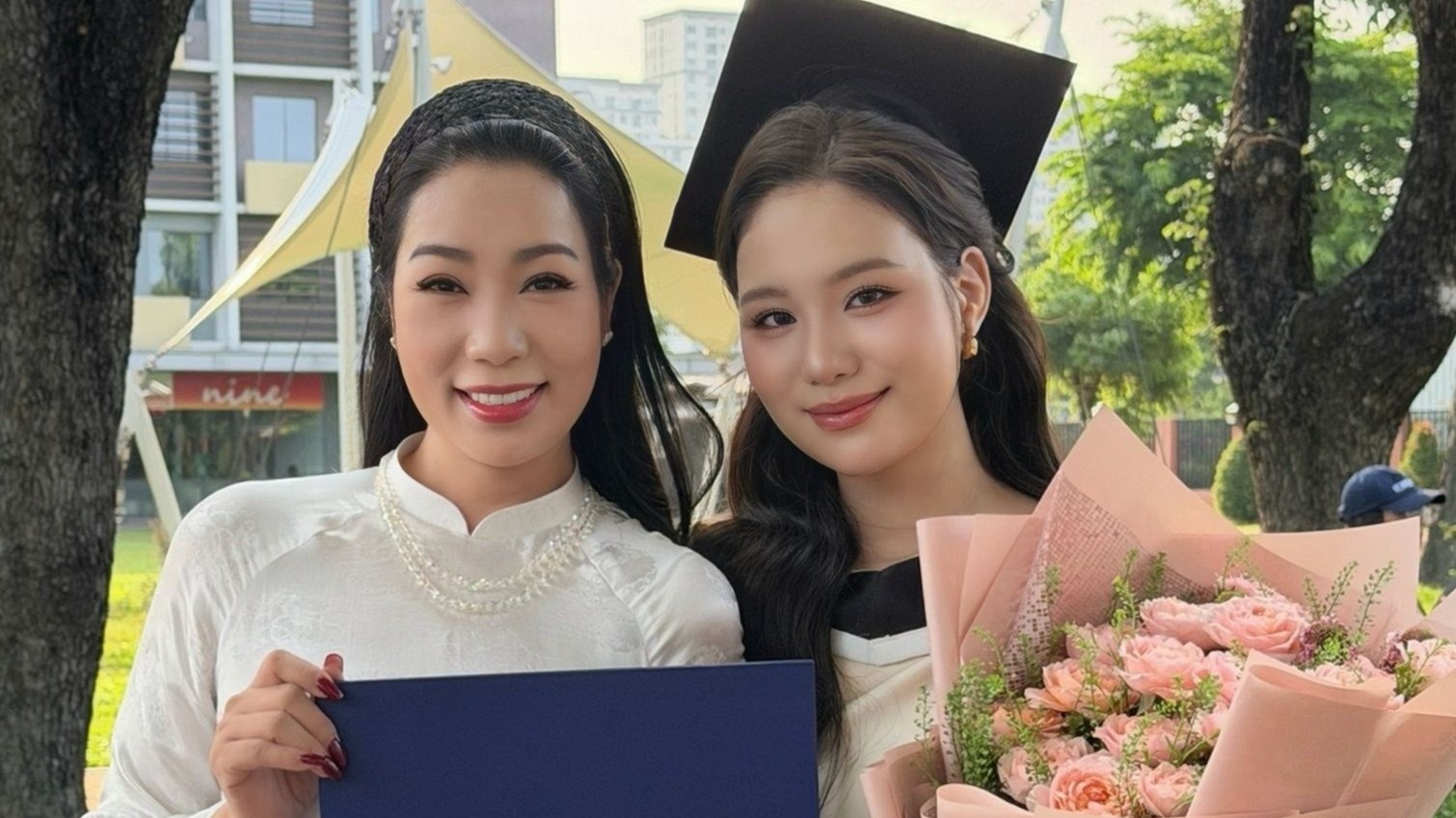 Con gai 24 tuoi cua Trinh Kim Chi hinh anh