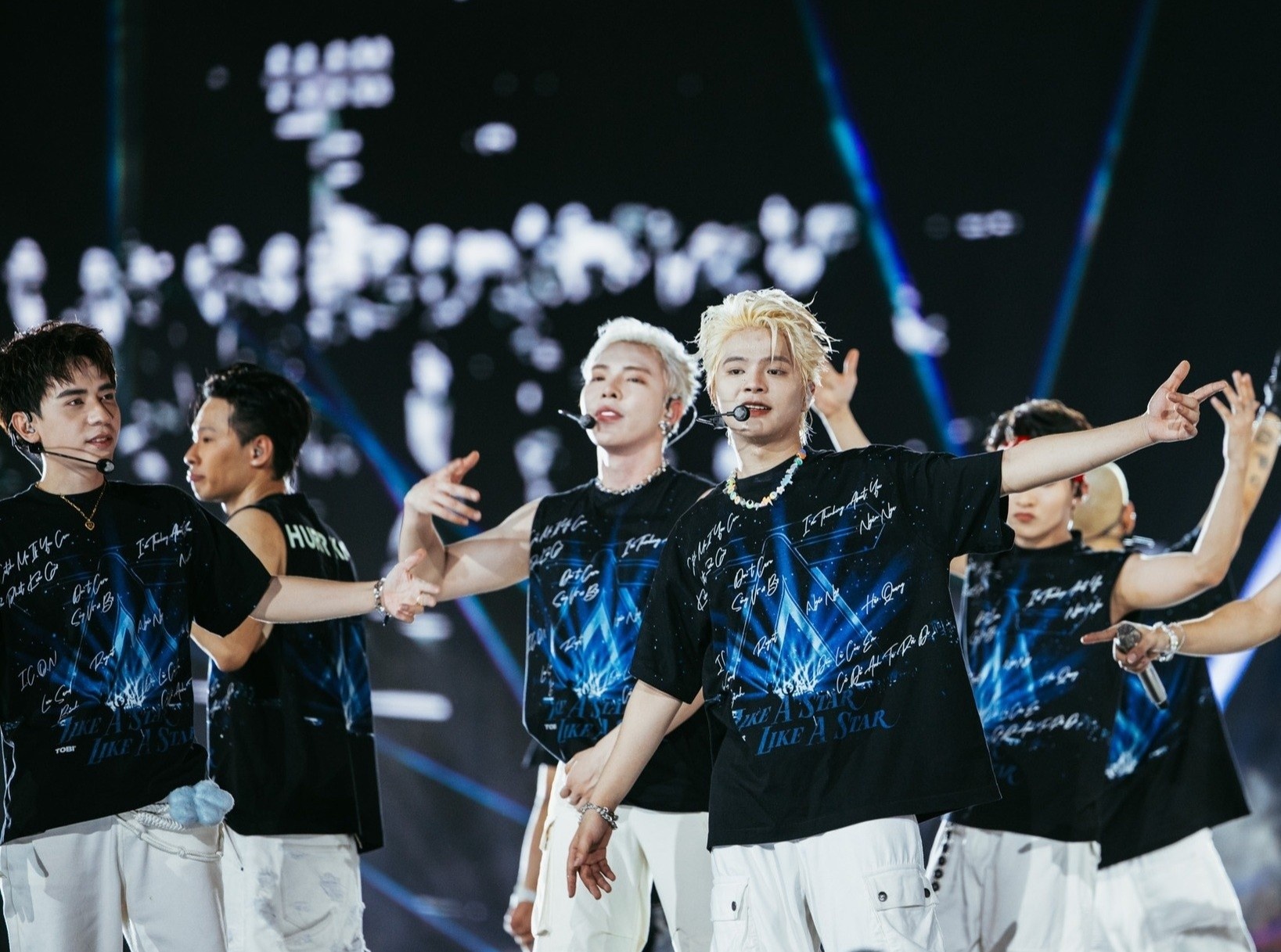 Den luc ca si Viet trung thuc hinh anh