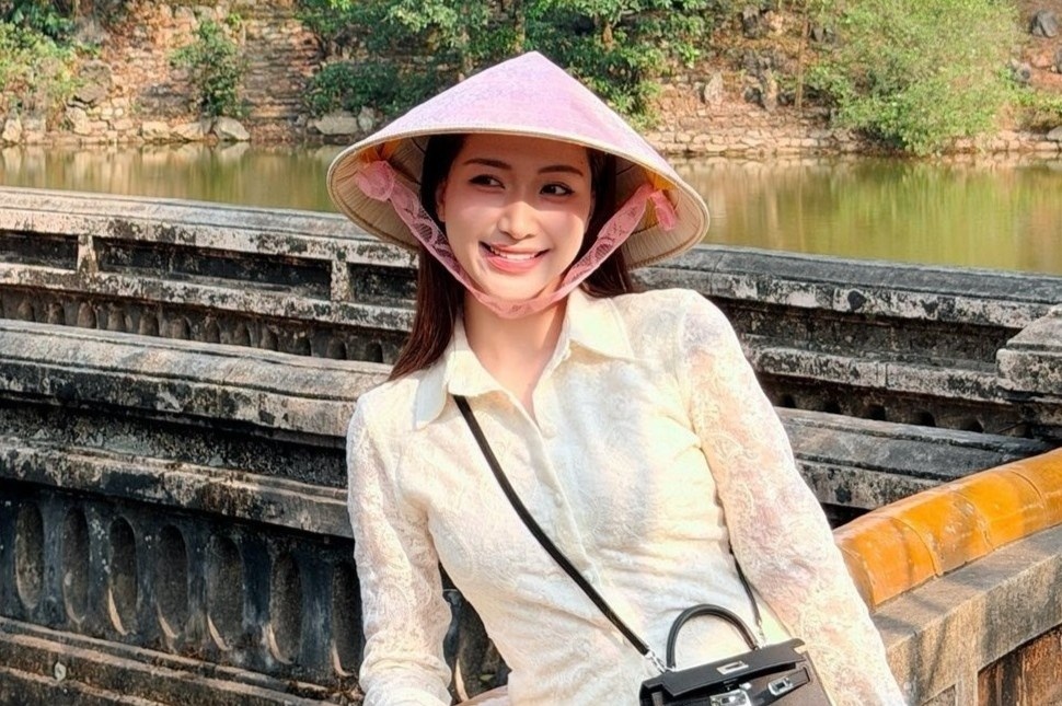 Hoa Minzy cung ban trai du lich Hue hinh anh