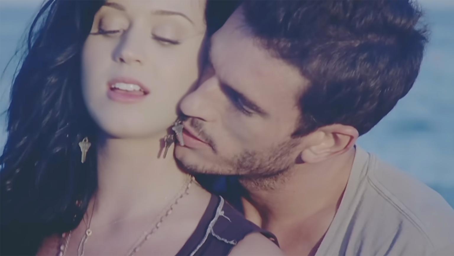 Katy Perry lai bi to co hanh vi khiem nha hinh anh