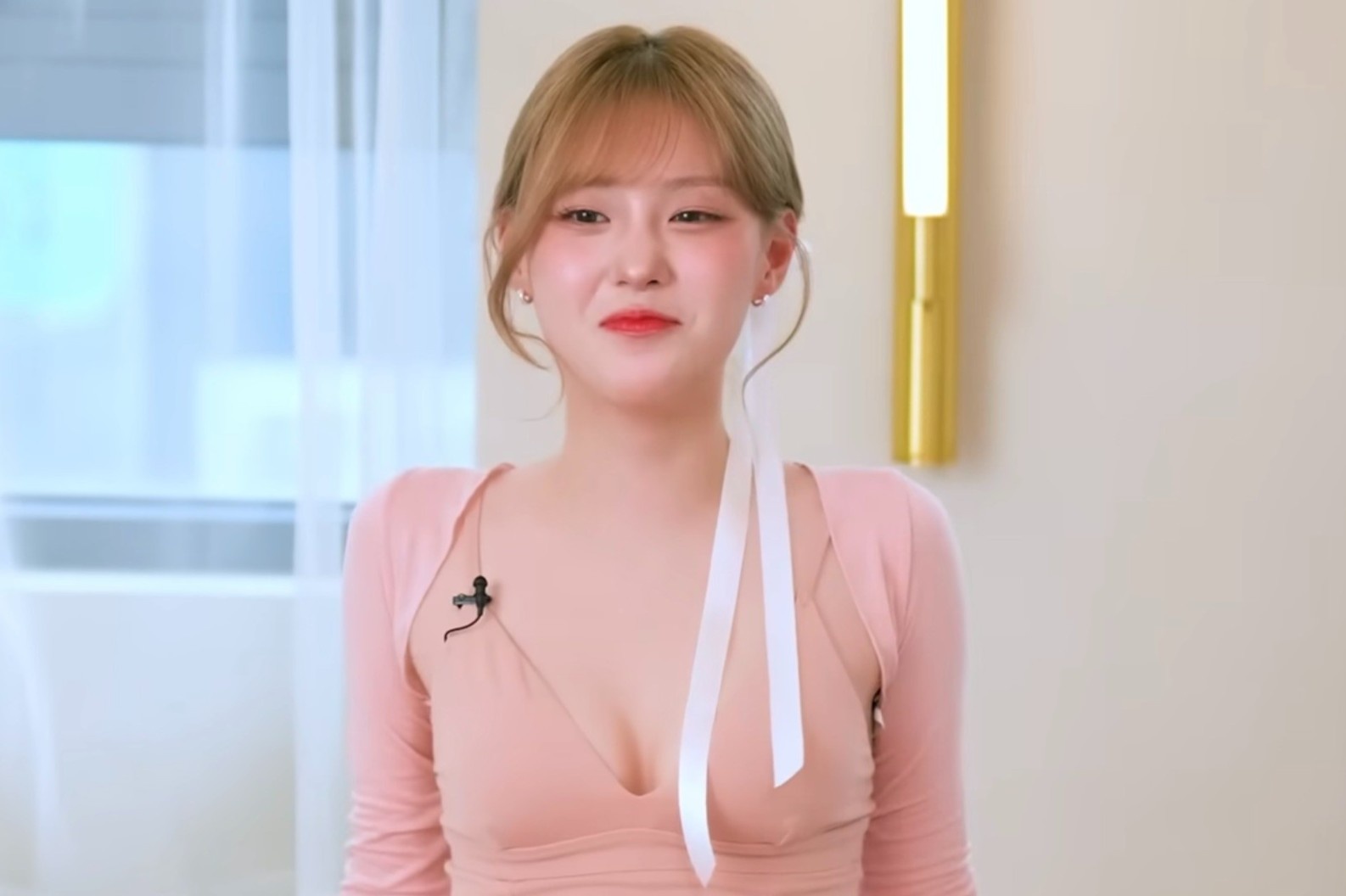 Ca si Han vap tranh cai ve trang phuc hinh anh